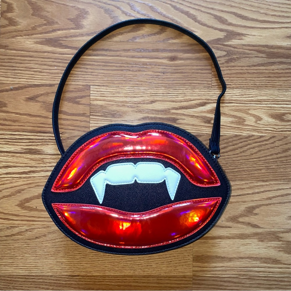 Vampire Teeth Purse w/ red lipstick 💋